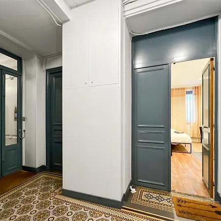 Functional Apartment, Belleville, 11 * Parijs
