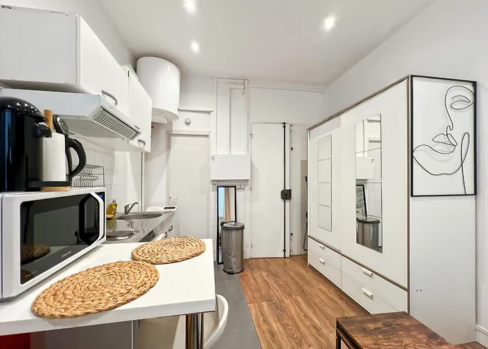 Functional Apartment, Belleville, 11